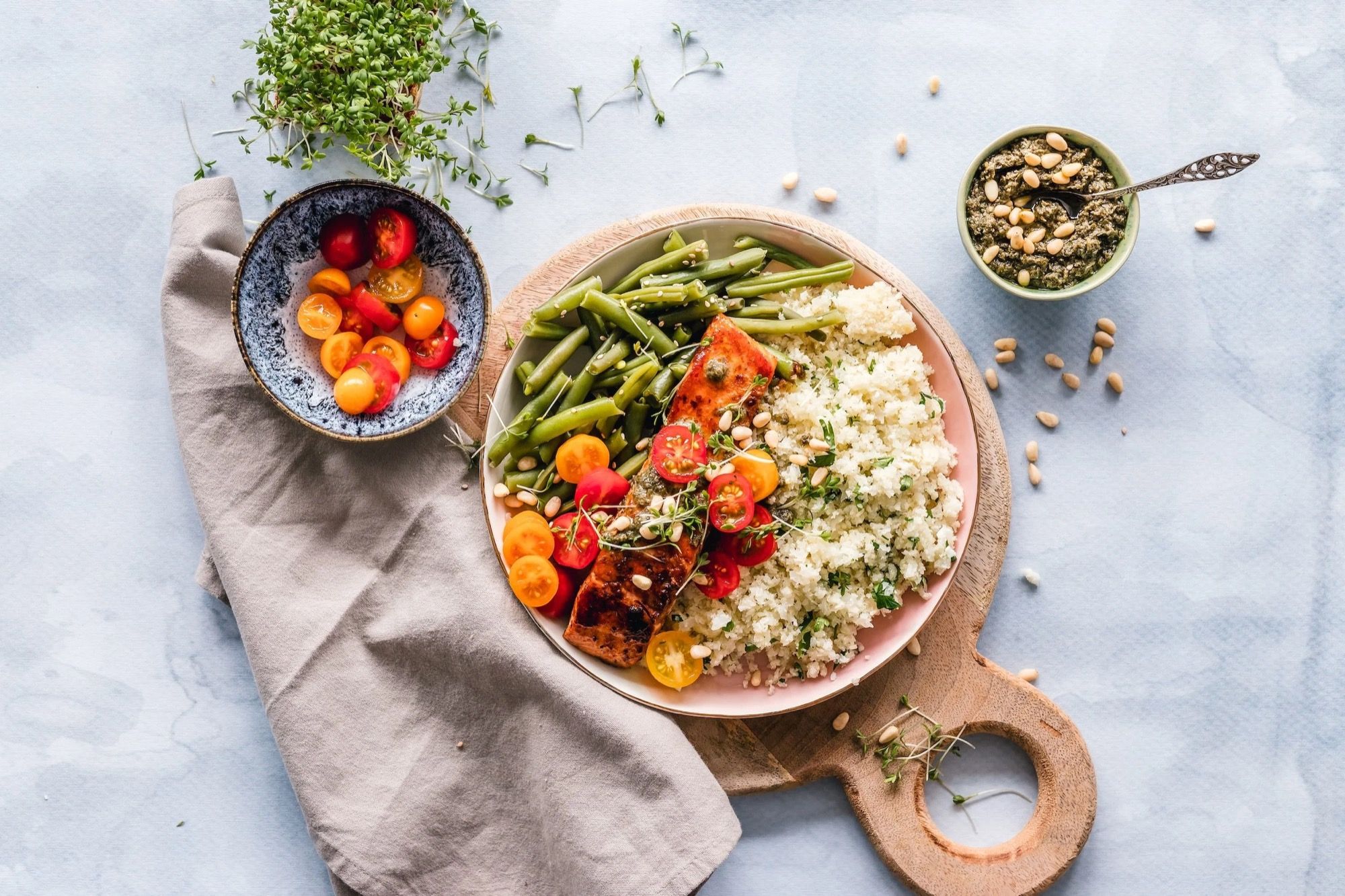 Une assiette de saumon, haricots verts, tomates cerises et quinoa, vue de dessus.